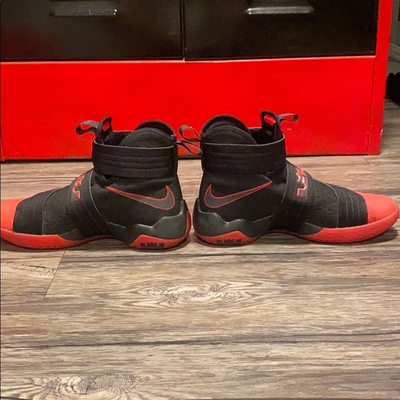 Rare Mens black and red Nike Lebron Soldier 10’s - Picture 3 of 6